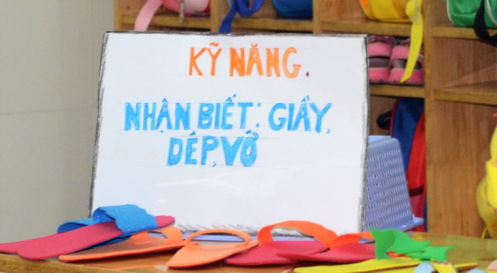 Bé học kỹ năng nhận biết giầy, dép, vớ - Mầm non bầu trời xanh