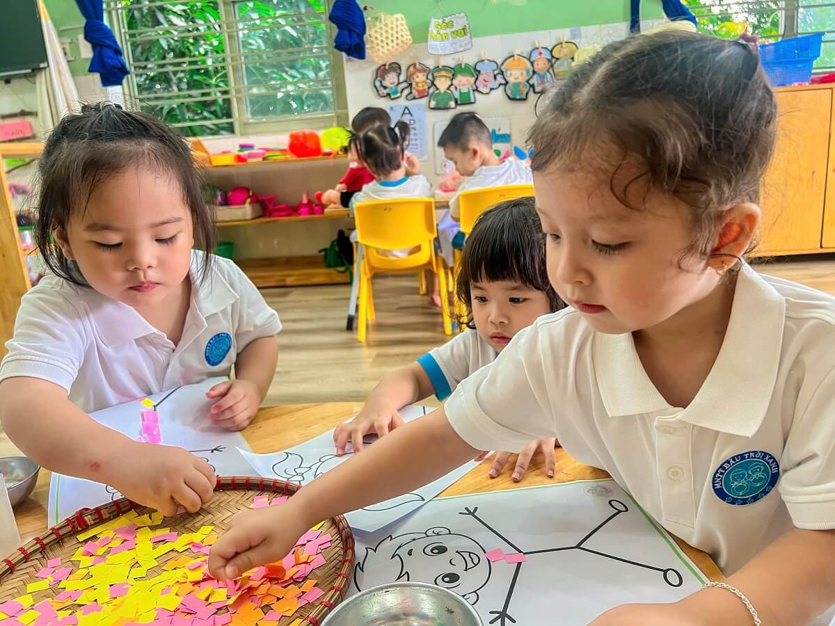 Bé vui chơi góc